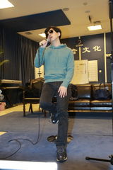 组图：李健上海演唱会彩排 戴墨镜深情演唱