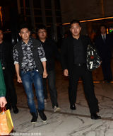 组图：林志颖现身上海保镖拎包挡镜头 黑脸疾走