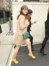 高清组图：莉顿-梅斯特街拍驼色大衣搭配纱裙