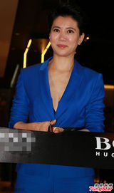 组图：张智霖携袁咏仪亮相上海 优雅显男神风范