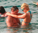 组图：希尔顿与男友鸳鸯浴 海滩戏水被搂蛮腰