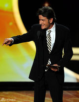 组图：艾美奖现场 查理-辛担任颁奖嘉宾妙语如珠