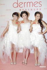 组图：刘心悠婚纱礼服亮相 卓韵芝自曝做“蟹民”