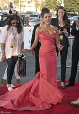 组图：伊娃-朗格利亚低胸礼服亮相 展露好身材