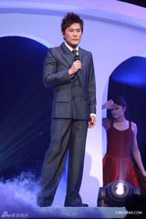 组图：张信哲红馆开唱 深情演绎哲式情歌