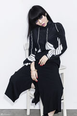 组图：吴莫愁登杂志封面 白发红唇眼妆夸张