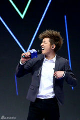 组图：乔任梁现身设计大赛 串烧歌曲火爆现场