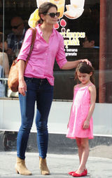 组图：凯蒂与苏瑞粉红母女装外出街边谈心