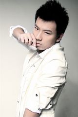 组图：全能艺人刘炎宣传照曝光 造型多变戴墨镜耍酷