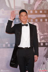 组图：张家辉黑燕尾服现身红毯 复古帅气