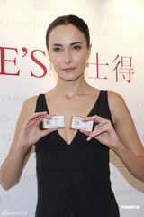 组图：Lisa S展示粉红圆钻不慎跌落笑言赔不起