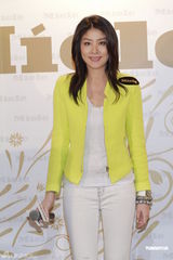 组图：辣妈陈慧琳代言活动 黄色小西装干练清爽