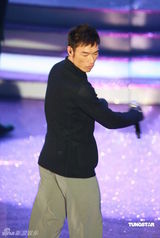 幻灯：香港金像奖现场 许志安献唱《龙的传人》 