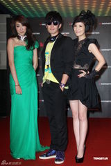 组图：吴建豪戴黑钻耳机压轴走秀 空运礼物表孝心