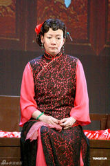 组图：商天娥新造型头戴红花 国庆结婚宴请四十席