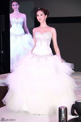 组图：何傲儿出席婚纱展任模特 笑言自己会迟婚