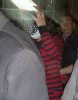 组图：宋祖英携丈夫五一游张家界 戴口罩看演出