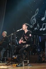 组图：黄义达首度试水校园不插电 坦言压力大