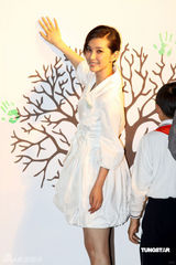 幻灯图：李冰冰白衣出席公益活动 现场教授手语