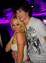 组图：帕梅拉爆乳 斜倚儿子怀中陶醉万分