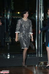 组图：晶刚香港大婚 何超琼银色亮片礼服夺目