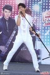 组图：汪东城蔡旻佑台北为电视原声带签唱