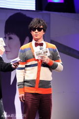 组图：黄小琥联手萧煌奇6月工体内地首唱