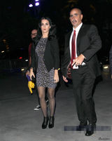 组图：凯蒂-佩里紧身豹纹裙看NBA 高举双手兴奋助威