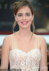 组图：女星海达斯吊带白裙走红毯身材凹凸有致