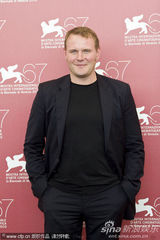 《三》媒体见面会 苏菲-罗艺斯获两男星揽腰护花