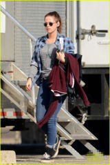 组图：暮光女现身新片片场 戴复古墨镜摆臭脸