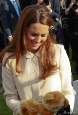 组图：凯特探访儿童慈善机构 获赠可爱毛绒玩具