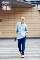 明星爱街拍：包贝尔搞怪出镜 玩出时尚新花样