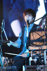 高清组图：韩男团CNBLUE泰国公演华丽落幕献爱心