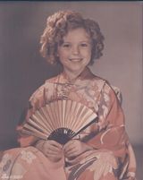 组图：秀兰邓波儿童星期可爱萌照似洋娃娃