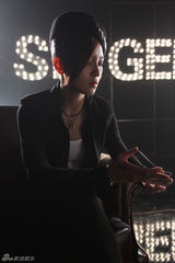 组图：周笔畅《歌手》变帅气魔术师 妆容冷艳