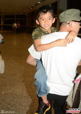 组图：张柏芝携俩儿子神秘返港 两度否认移民