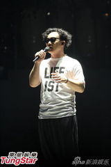 组图：陈奕迅开唱造型似黑山老妖 少说话多唱歌