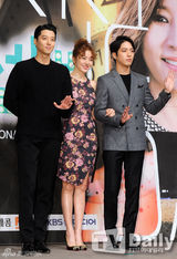 组图：尹恩惠郑容和李东健新剧发布亲密牵手