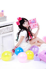 组图：韩小薰洋装写真造型曝光 东方芭比楚楚动人