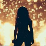 组图：碧昂斯伦敦开唱战袍热辣 老公捧场秀恩爱