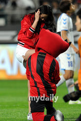 组图：韩美女主持人韩智恩任足球比赛开球员