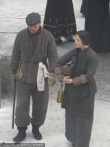 组图：《三城记》汤唯变俏村姑 与刘青云配戏