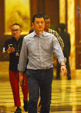 组图：李亚鹏与朋友吃饭 离婚后情绪稳定