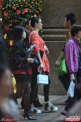 组图：应采儿挺孕肚逛街 储奶粉钱戒烟