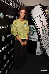 组图：谢婷婷澄清谢贤暴瘦传闻 全家旅行谢霆锋买单