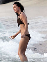 高清图：梅根-福克斯海边秀比基尼 和男友亲密