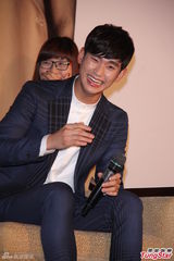 高清组图：金秀贤台湾会粉丝 帅气亮相讲台语