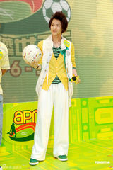 幻灯图：王子单独来港会见粉丝 变身贝克汉姆引尖叫