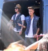 组图：比伯当街献唱谢歌迷 小天王自恋摸发